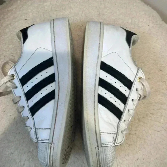 Adidas “Stan Smith” Superstar tennis shoes size 1. In good condition. - Picture 5 of 8